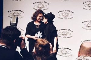  Ladik Katalin és Yoko Ono a reykjavíki díjátadáson