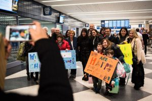 A chicagói Am Shalom zsinagóga aktivistái várják a szíriai menekülteket a repülőtéren (Fotó: Hilary Swift, New York Times)