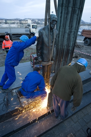 Bontják a Károlyi-szobrot a parlament előtti Kossuth téren, 2012. március 29-én (Fotó: MTI)