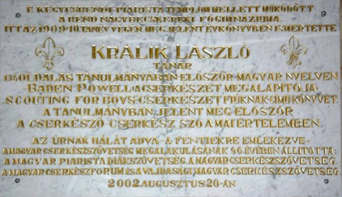 2002. augusztus 20-án a nagybecskereki Szt. István piarista templomban az ünnepi szentmise végén emléktáblát lepleztek le Králik Lászlónak, a magyar cserkészet apostolának.