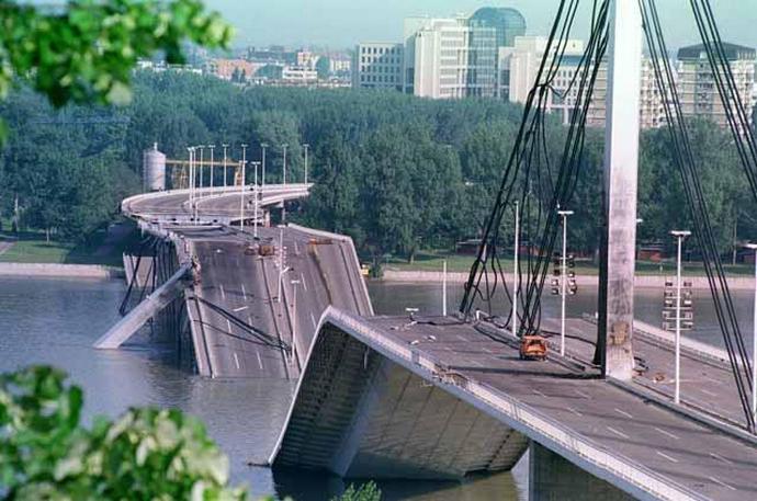 A legújabb újvidéki hidat, a, Szabadság-hidat 1999. április 3-án érte találat. (Fotó: mojnovisad.com)