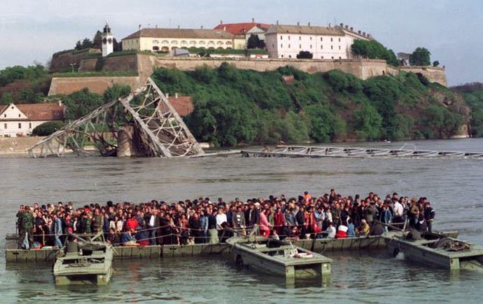 A Péterváradi-hidat 1999. április 1-én érte találat. (Fotó: mojnovisad.com)
