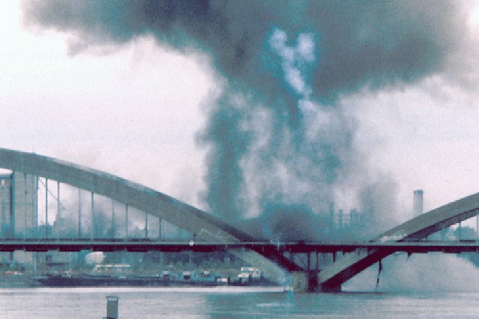 A Žeželj-hidat (egykori Tito marsall-hidat) 1999. április 23-án érte találat (Fotó: mojnovisad.com)