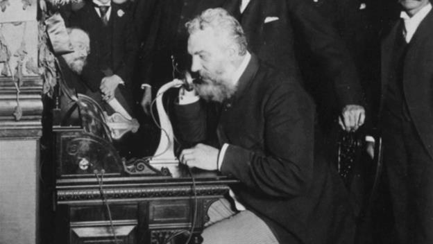 Bell a világ első nyilvános telefonbeszélgetése közben
