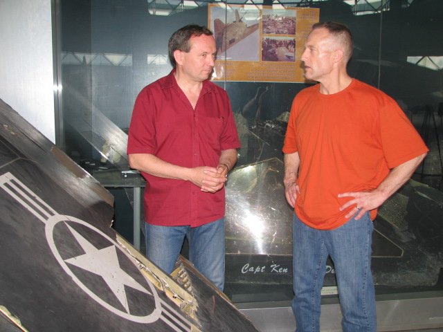 A győztes vesztes és a vesztes győztes: Dani Zoltán nyug. szerbiai magyar ezredes és Dale Zelko nyug. amerikai alezredes a belgrádi reptér melletti múzeumban, az F-117-es roncsainál.