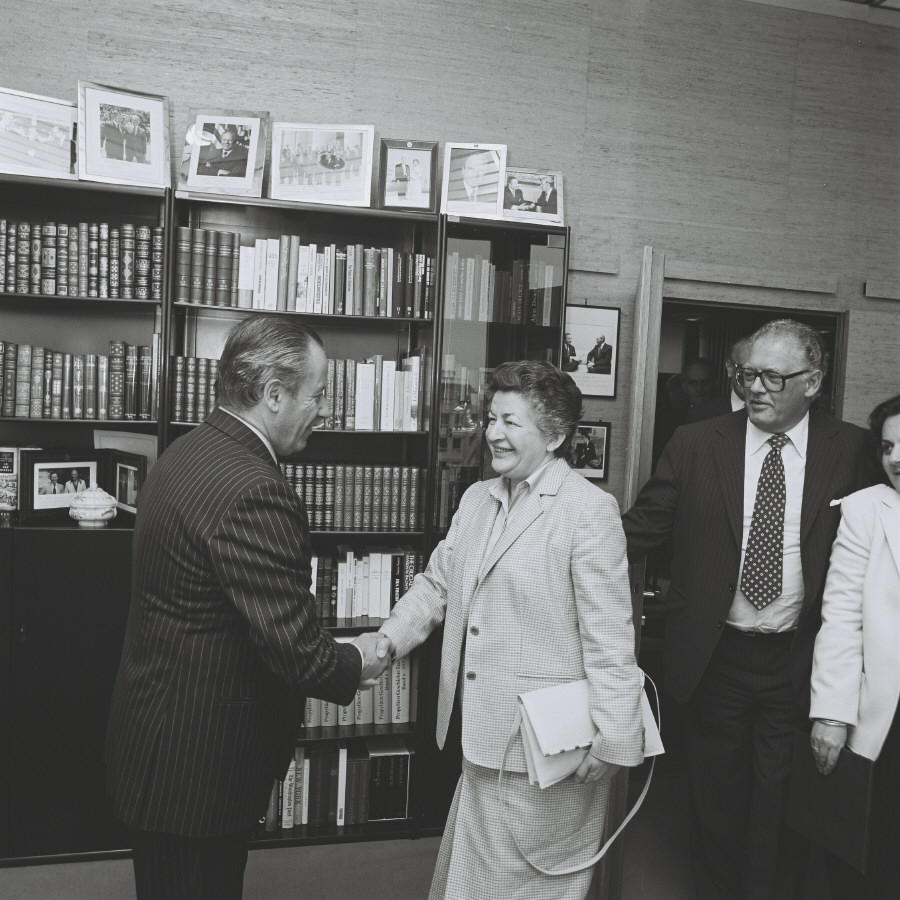 Milka Planinc 1983-ban árgyalt az Európai Bizottság elnökével, Gaston Thornnal (Fotó: Európai Unió Levéltára)