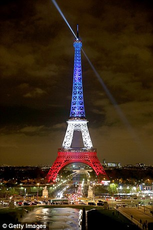 Kék-fehér-piros Eiffel a terrorizmus áldozatainak emlékére