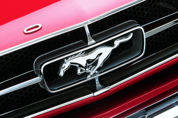 A jelenleg futó, 2013-as Mustang-logó