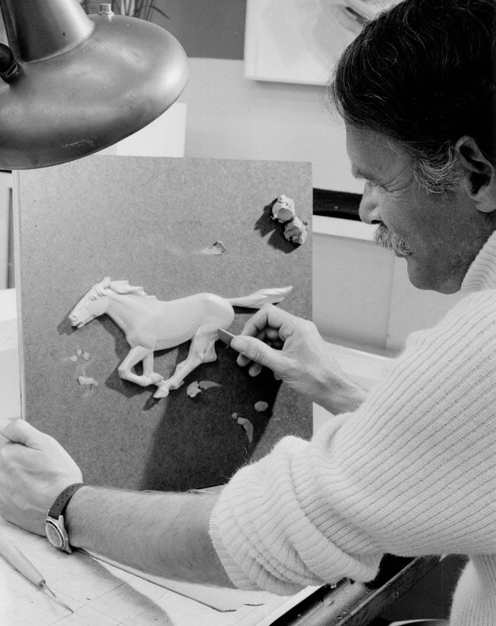 Charles Keresztes a Mustang-jelvény prototípusával (Fotó: Ford Múzeum)