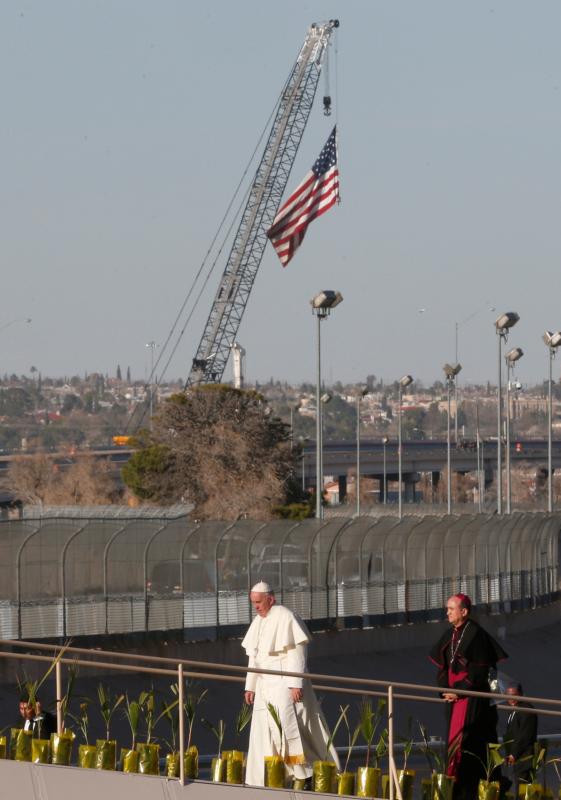 Ferenc pápa a mexikói--amerikai határkerítés déli oldalán (Fotó: Paul Haring, CNS)