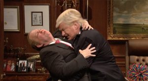 Bekövetkezett az elnök halálos ölelése: A paródiapár színészei, Melissa McCarthy (Spicer) és Eric Baldwin (Trump) (Fotó: NBC)
