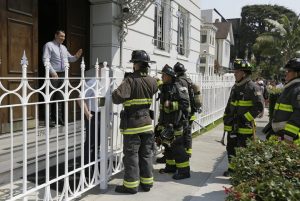 A San Francisco-i tűzoltók megérkeznek az orosz konzulátushoz, de nem engedik be őket, mert a távozó diplomaták "csak begyújtottak a kandallóba" (Fotó: Seattle Times)