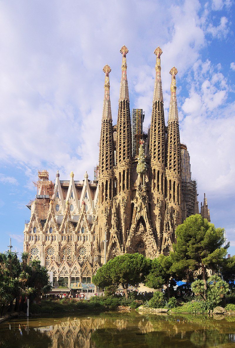 A Sagrada Família 2010-ben (az épülő tornyokhoz felállított darukat digitálisan eltávolították a fotóról) (Fotó: C. Messier, Wikimedia)