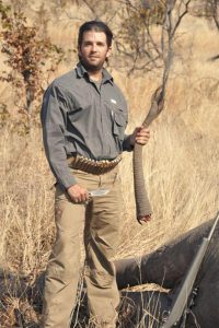 Ifj. Donald Trump, a büszke farokvadász egyik afrikai kalandjának trófeájával – meg a nagykéssel a – kezében (Fotó: New York Daily News)