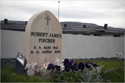 Bobby Fischer sírja az izlandi Selfoss városka templomának sírkertjében.