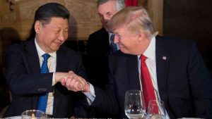 Alázatos kézfogás a „kommunista császárral": Hszi Csin-ping és Donald Trump (Fotó: SCMP)