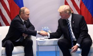 Alázatos kézfogás a KGB-alezredessel: Vlagyimir Putyin és Donald Trump (Fotó: The Sun)