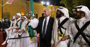 Kardtánc a muszlim hercegekkel: Donald Trump Szaúd-Arábiában (Fotó: NYMag)