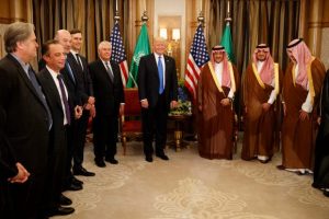 „Királyok, hercegek, grófok – naplopók és burzsoák": Donald Trump és milliomos kabinettagjai Muhammad bin Najef koronaherceggel és más főnemes szaúdi milliárdosokkal (Fotó: Evan Vucci, AP)