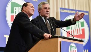A köztörvényes bűnöző szélsőjobboldali médiamilliárdos Silvio Berlusconi és politikai mindenese, Antonio Tajani EP-elnök (Fotó: Agorá Magazine)