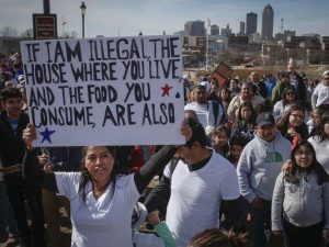 „Ha én illegális vagyok, akkor a házad meg az ételed is az" – bevándorlók tüntetnek Trump ellen (Fotó: Des Moines Register)