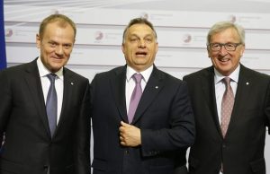 Orbán két "fősodratú autoriter" EU-vezető között: balról Donald Tusk Tanács-elnök, jobbról Jean-Claude Juncker bizottsági elnök, (Fotó: Mindaugas Kulbis, AP)