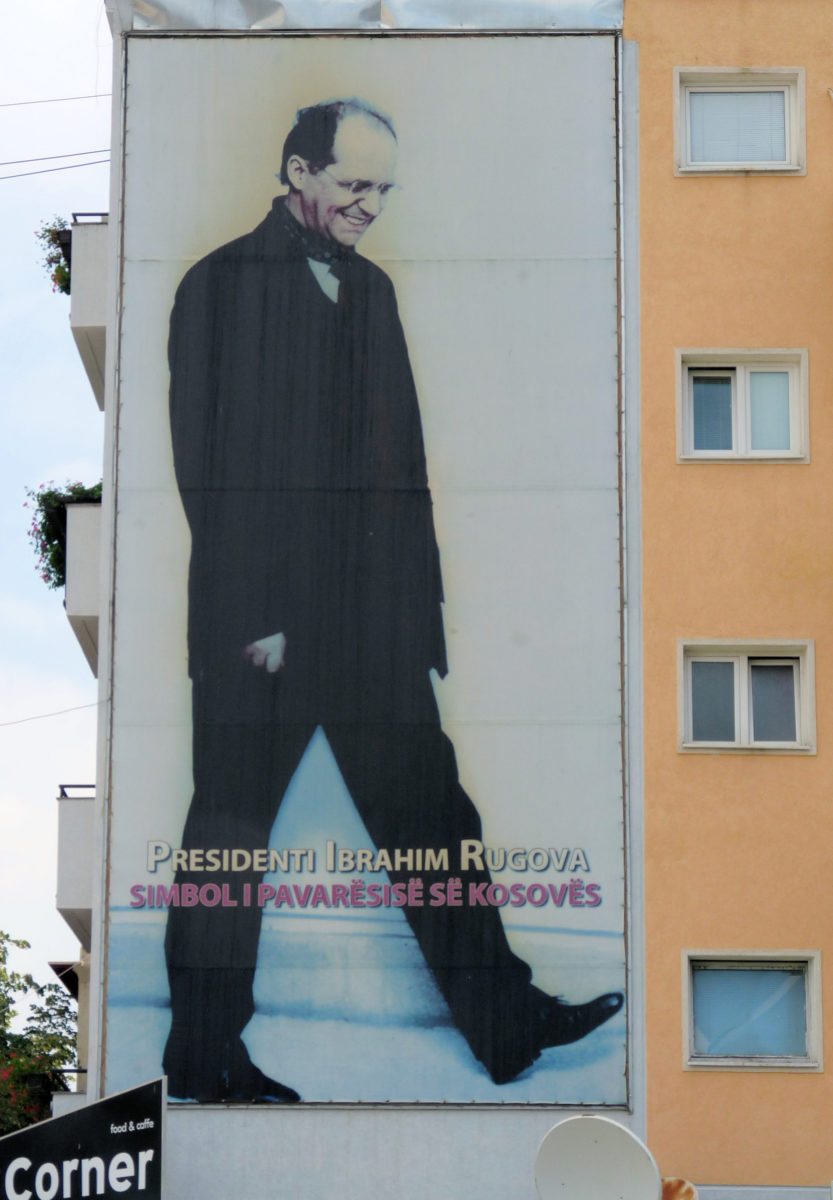 "Koszovó függetlenségének szimbóluma": Ibrahim Rugova egy pristinai óriásplakáton (Fotó: Purger Dávid)
