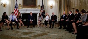 Trump és alelnöke Mike Pence jobbról a negyedik) a túlélők egy csoportojával a Fehér Házban, 2018. február 21. (Fotó: AP)