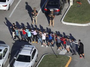 Nem elkövetők, hanem menekülő diákok a megtámadott floridai középiskolában történt tömeggyilkosság után (Fotó: ABC News)