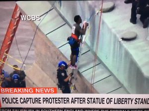 A tüntető végül lemászott a rendőrök kíséretében (CNN képernyőfotó)