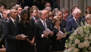 Barack és Michelle Obama, George és Laura Bush, Bill és Hillary Clinton John McCain gyászszertartásán (Képernyőfotó)