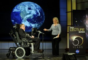 Stephen Hawking beszél a NASA megalapításának 50. évfordulóján, Washingtonban, 2008 áprilisában (Fotó: Paul. E. Alers, NASA)