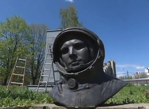 Gagarin mellszobra leszerelve_ Újbelgrád (Fotó: TV Prva)