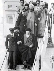 Homeini ajatollah hazatérése 1979. február 1-jén (Fotó: ANA, Wikipédia)
