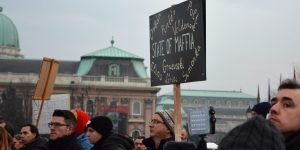 A maffiaállam vezetéknevei egy tüntető tábláján. Budapest, 2019. február 10. (Fotó: Szappanos Veronika, Szabad Magyar Szó)