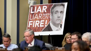 A republikánusok még ilyen olcsó trükkel is megpróbálták kibillenteni Cohent összeszedetrtségéből: „Hazudó, hazudó, ég rajtad a pantalló!" – ezzel a szólással jellemezte az egyik képviselő a tanút, miközben az arról beszélt, hogy az elnök egy hazug csaló. (Fotó: The Hill)