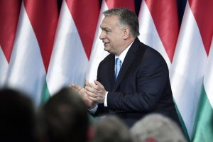 Orbán Viktor miniszterelnök saját beszédét tapsolja a hagyományos évértékelõ beszéd után a Várkert Bazárban. 2019. február 10. (Fotó: Koszticsák Szilárd, MTI)