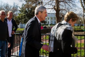 Robert Mueller távozóban – a Fehér Házzal szembeni templomból, feleségével. 2019. március 24. (Fotó: Cliff Owen, AP)