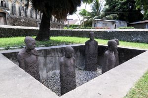 Rabszolgaság elleni emlékmű Zanzibarban (A szerző kilétéről nem találtunk információt; Fotó: Matthias Zirngibl, Wikipedia)