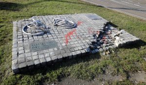 Ez a wroclawi emlékmű a Mennyei béke terén 1989 júniusában elkövetett brutalitásra emlékezik (Fotó: Wikipedia)