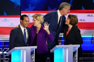 Vetélytársak ölelkeznek vita előtt: Julián Castro, Elizabeth Warren, Bill De Blasio és Amy Klobuchar (Fotó: Doug Mills, New York Times)