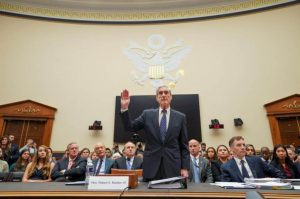 Robert Mueller esküre emeli kezét a képviselőházi meghallgatáson. Washington, 2019. július 24. (Fotó: Jim Lo Scalzo, EPA-EFE)
