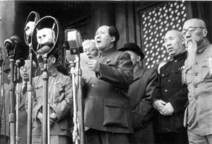 Mao bejelenti az új rezsim hatalomra kerülését. Peking, Mennyei béke tere, 1949. október 1.