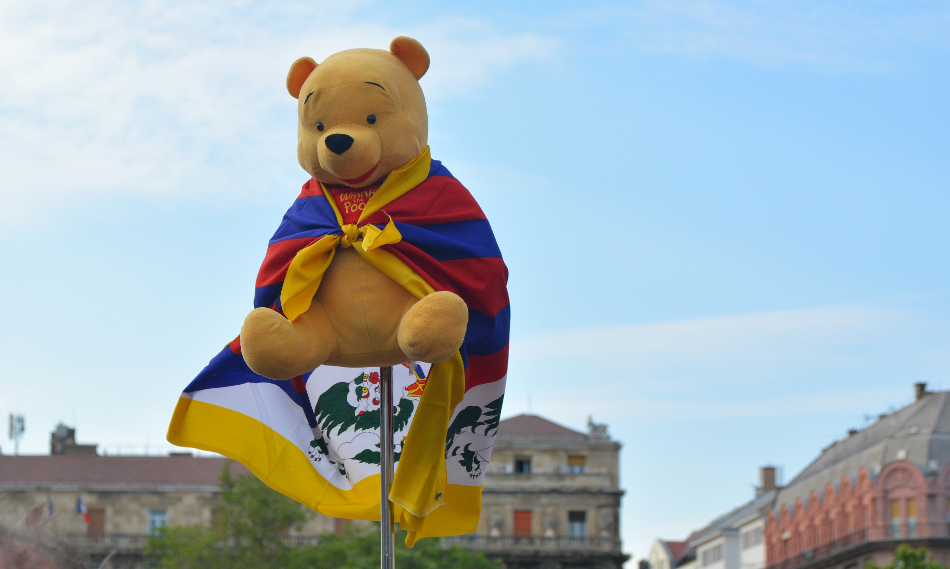 Micimackó volt a tüntetés visszatérő figurája – ez itt tibeti zászlóba öltözve (Fotó: Szappanos Veronika/SZMSZ)