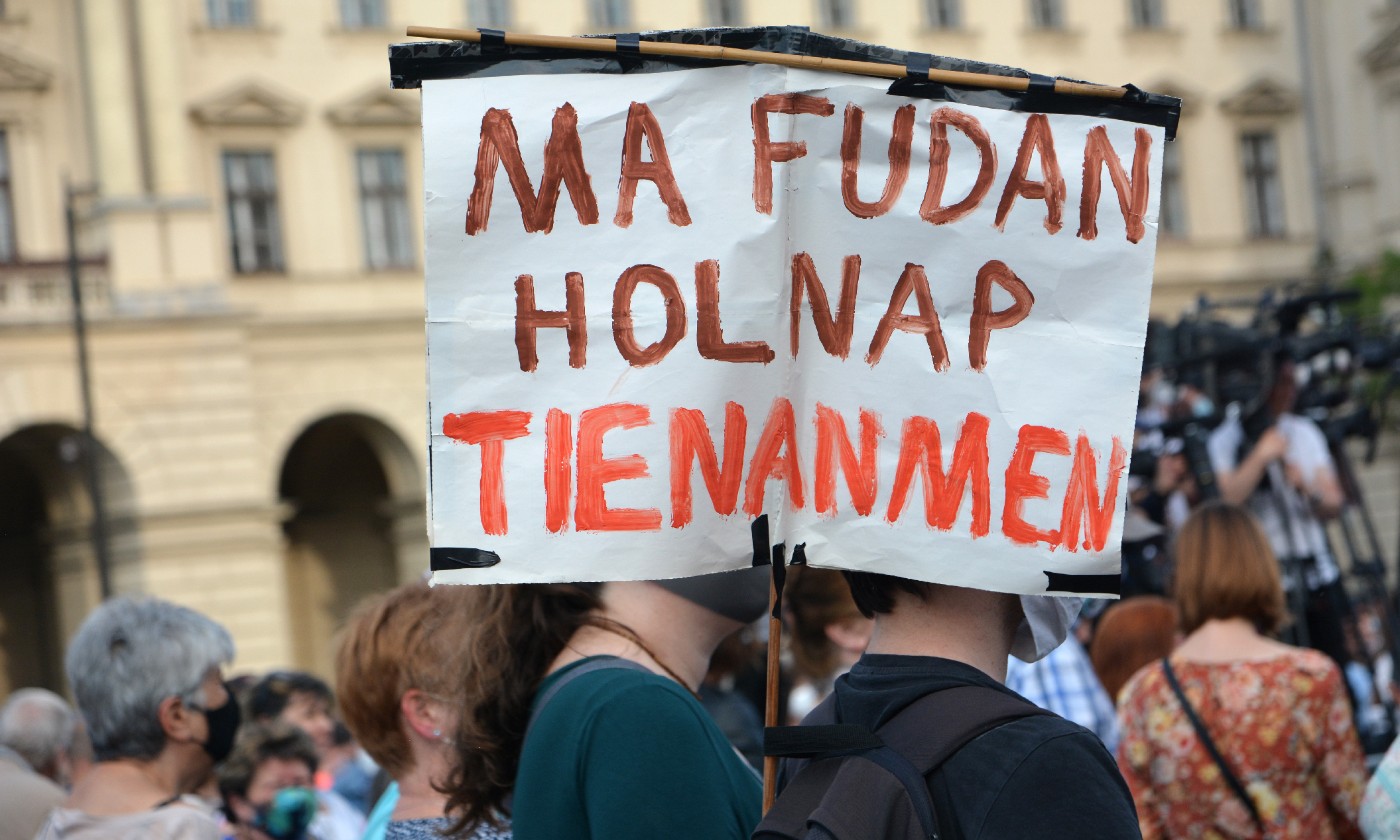 Vészjóslat – egy házilag gyártott transzparens a tüntetésről (Fotó: Szappanos Veronika/SZMSZ)